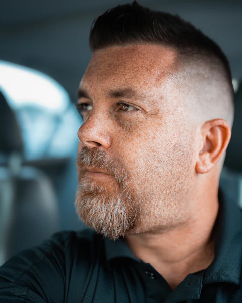 Ante, iskusni barber sijede brade, profil.